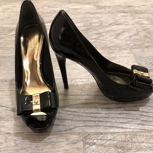 Coach Bow Pump